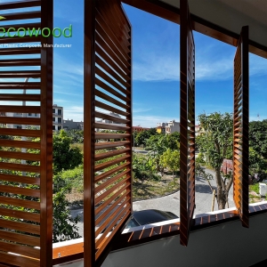 Hệ cửa xoay chắn nắng được làm bằng gỗ nhựa Ecowood